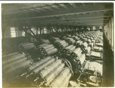 Sala de cardado 2, hilandería de Leas, 1923 de English Photographer